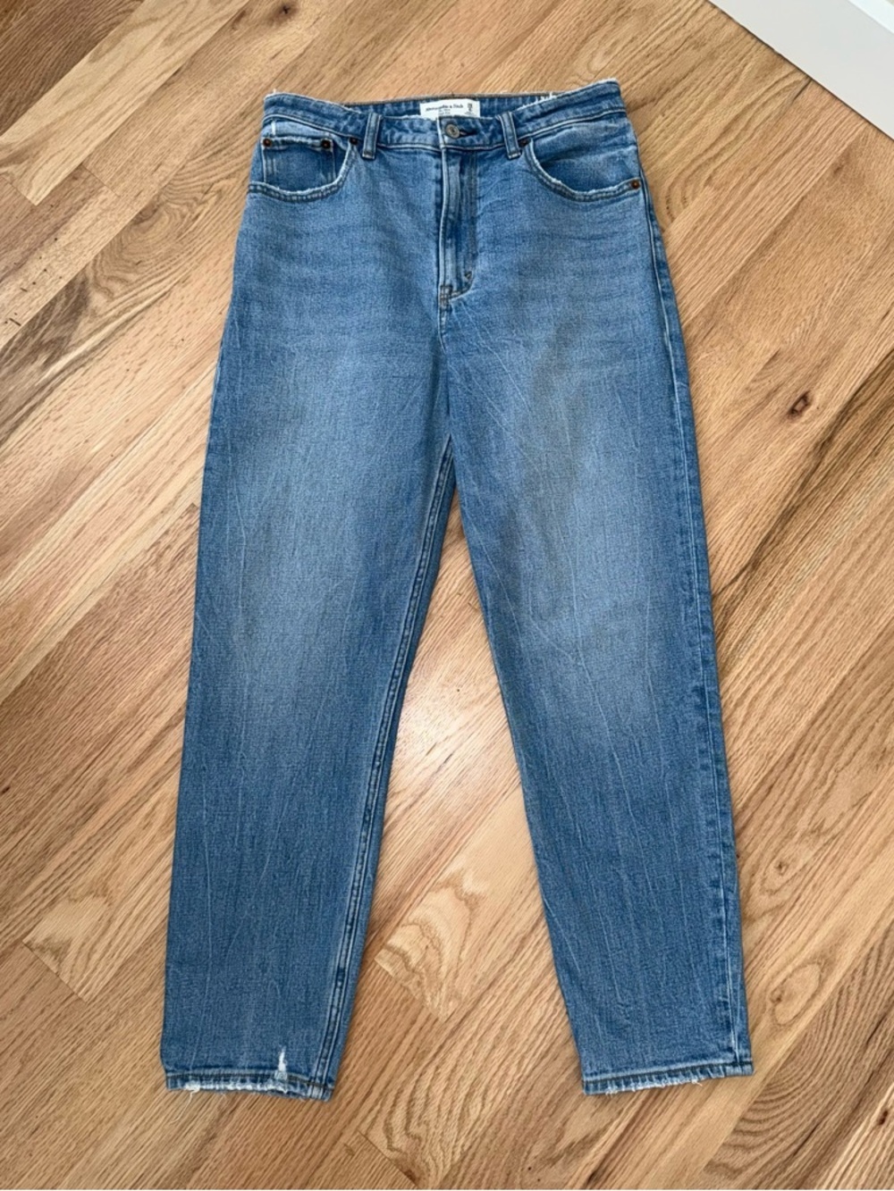 Abercrombie & Fitch The Mom High Rise Jeans Medium Wash Size 6 Curve Love